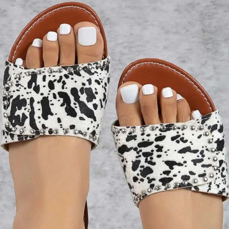 Women Studded Decor Cow Pattern Sandals Fashion Summer Faux Suede Flat Sandals Summer Outdoor Slides Beach Vacation Woman Shoes