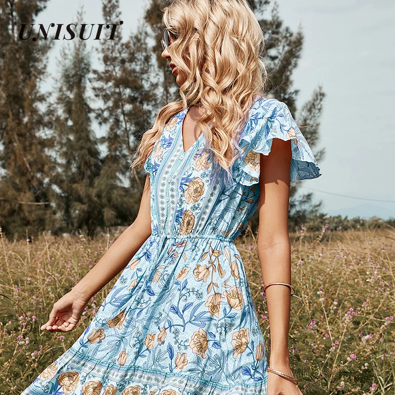 Женское платье средней длины с коротким рукавом и V-образным вырезом |