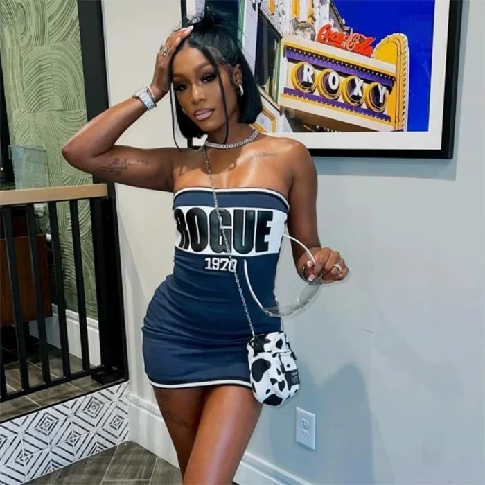 Женское платье без бретелек с буквенным принтом на бедрах сексуальные уличные