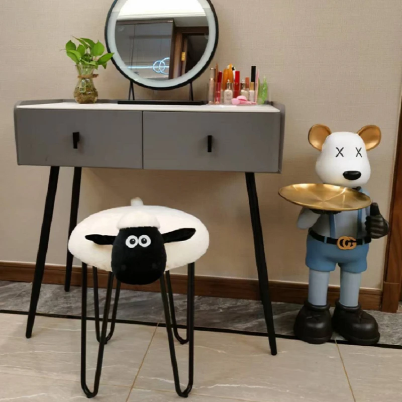 

Стул в скандинавском стиле для туалетного столика