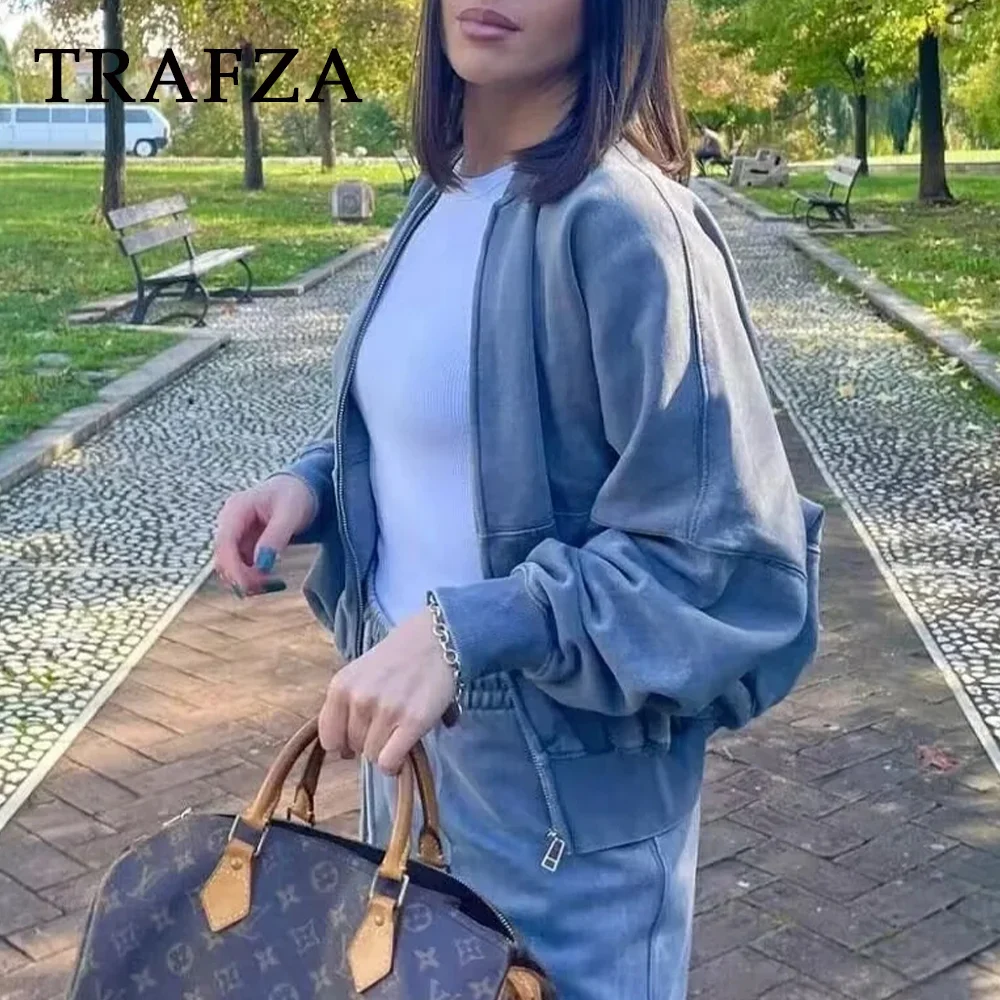 Женский однотонный костюм с круглым вырезом и широкими штанинами на молнии