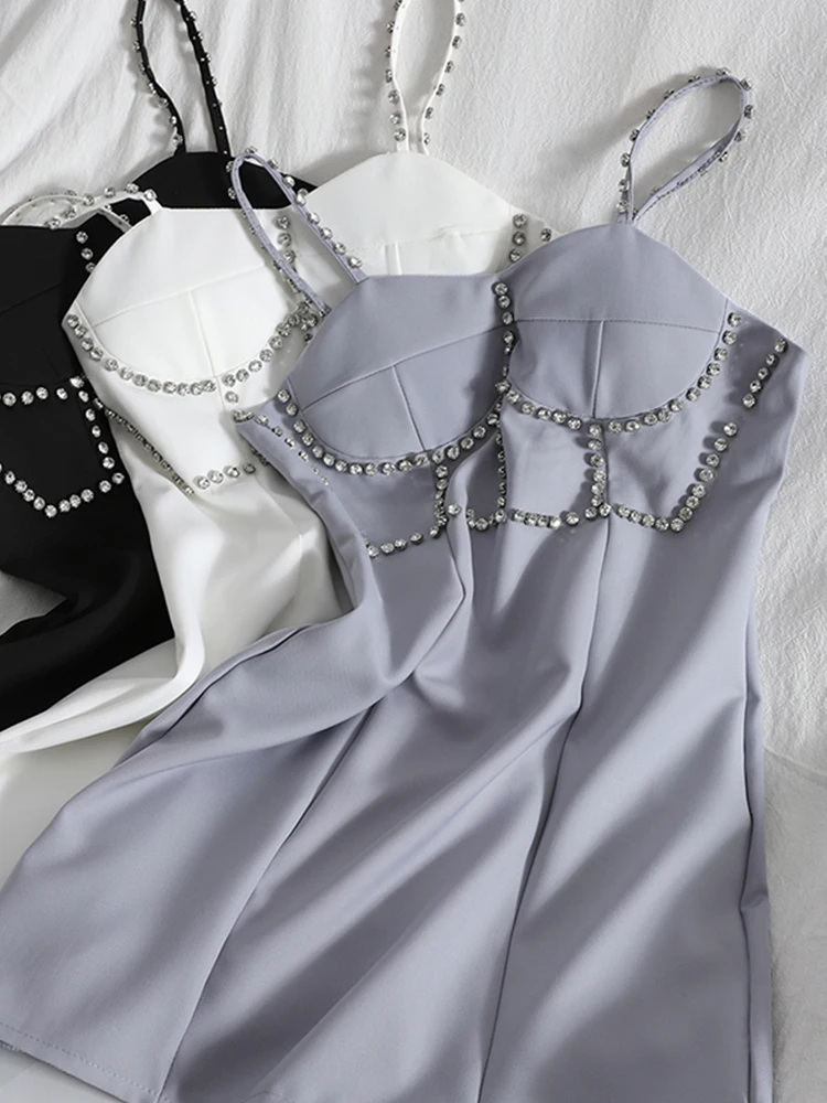 Мини-платье женское свободного покроя с открытой спиной и бриллиантами