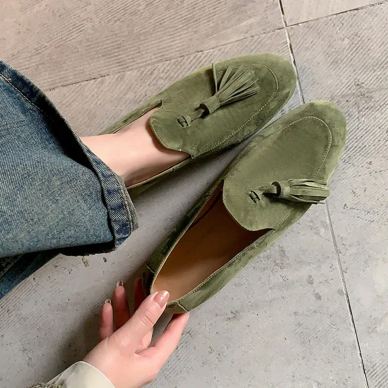 Замшевые лоферы на низком каблуке с круглым носком и кисточками туфли-лодочки