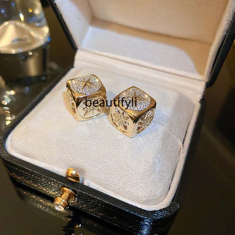 

Металлические квадратные серьги-гвоздики yj, легкие роскошные высококачественные серьги 2022new, модные уникальные серьги с особым дизайном