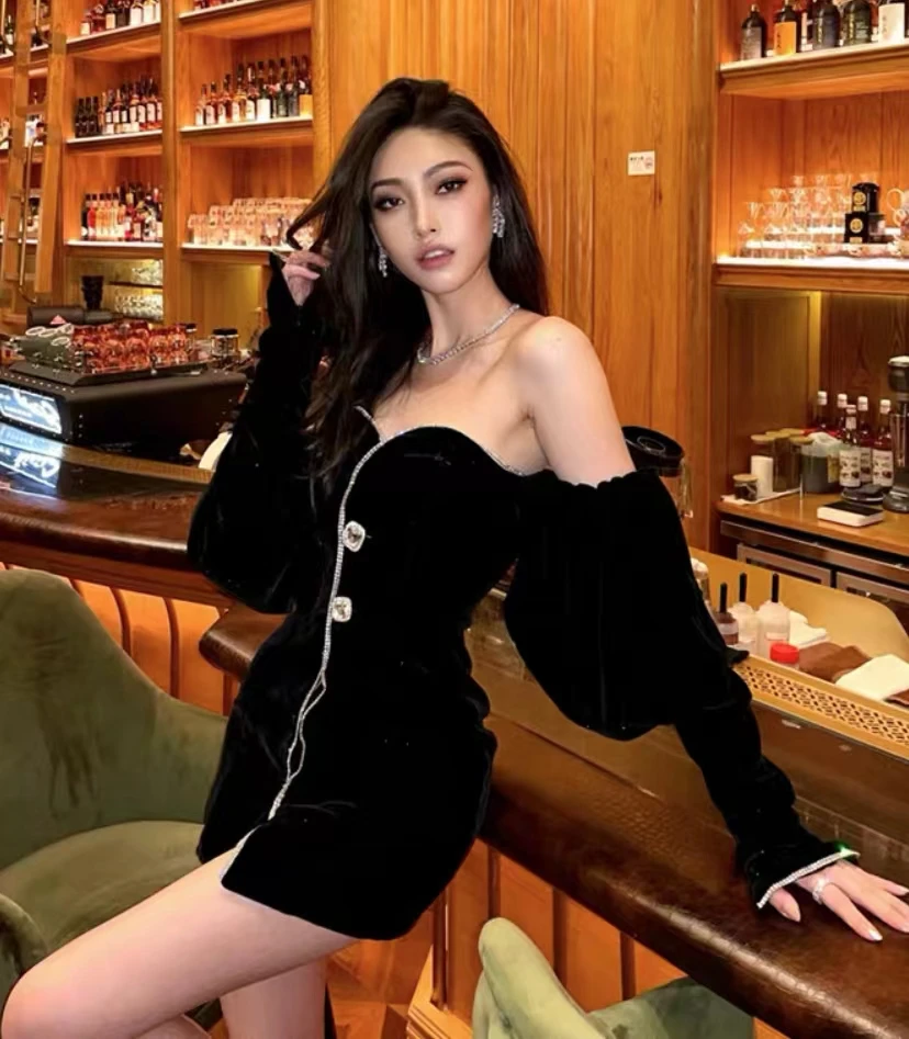 

Черное бархатное платье с блестками