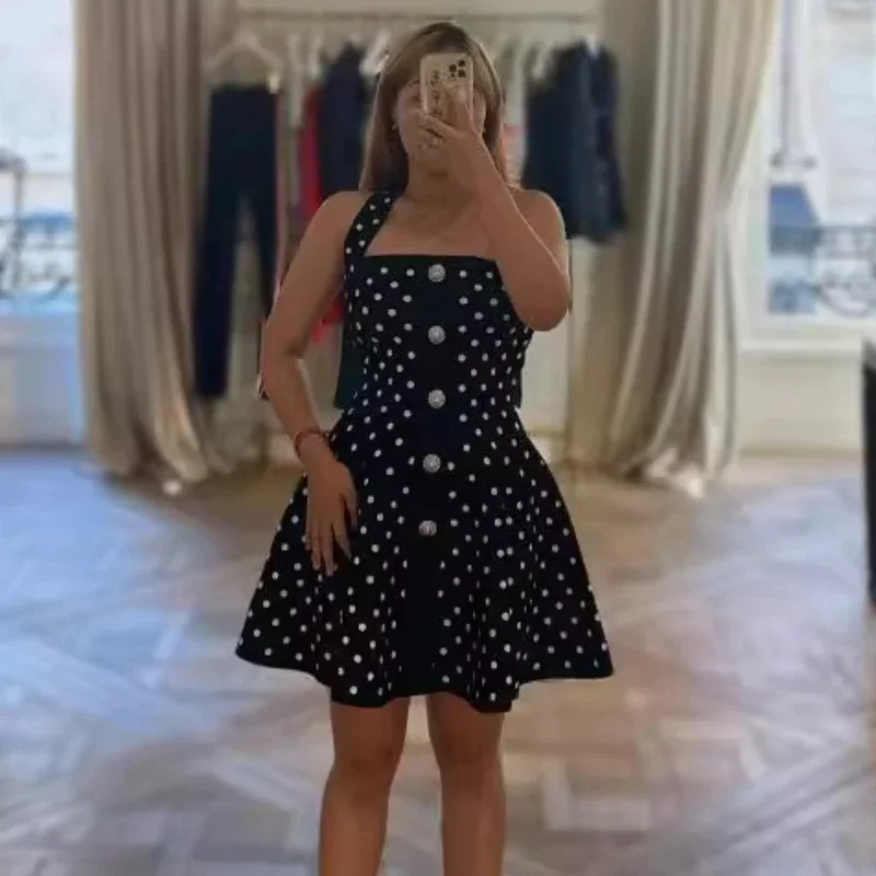 Женское облегающее платье в горошек трикотажное черно-белое с металлическими