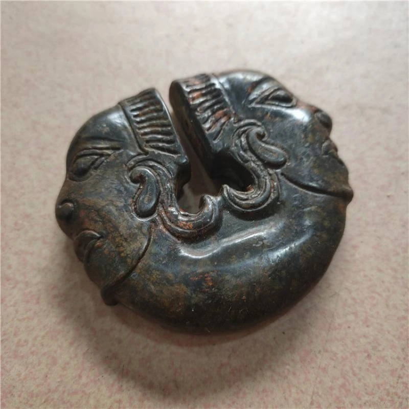 

Tibet Hongshan Culture Natural Meteorite Iron Stone Two-Faced Man Collection Decoration Mascot Statues et Sculptures Pendant