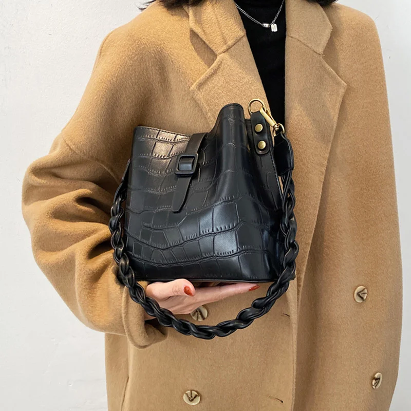 

Новинка 2022, модная женская сумка на одно плечо с сеткой, красного цвета, с универсальным камнем, сумка-ведро