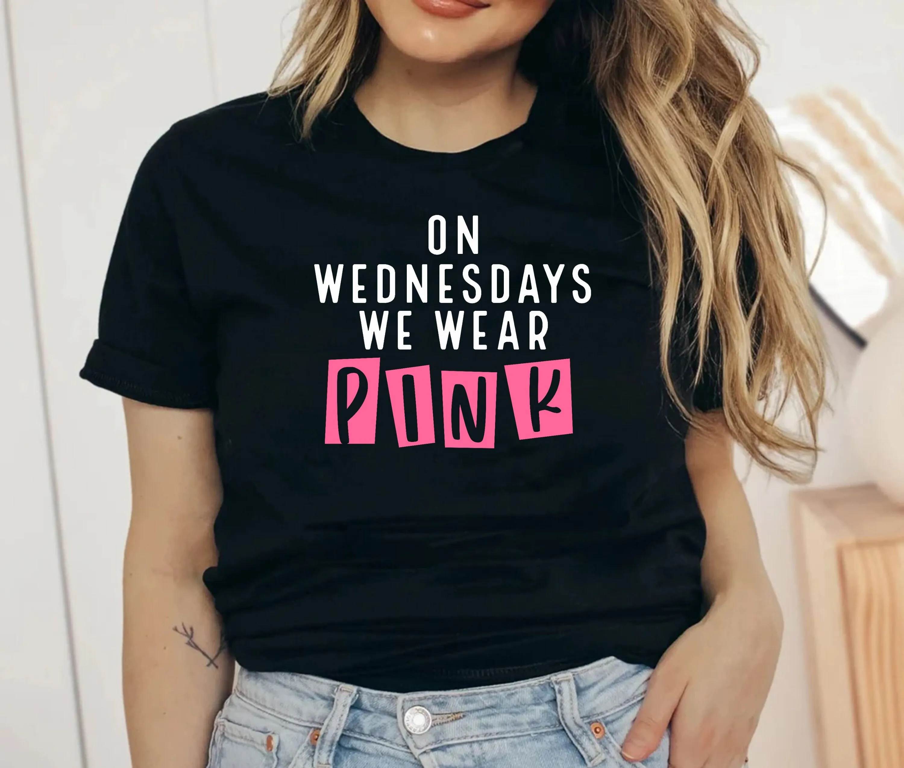 По учатся мы носит розовая футболка с информацией о раке молочной железы и пота