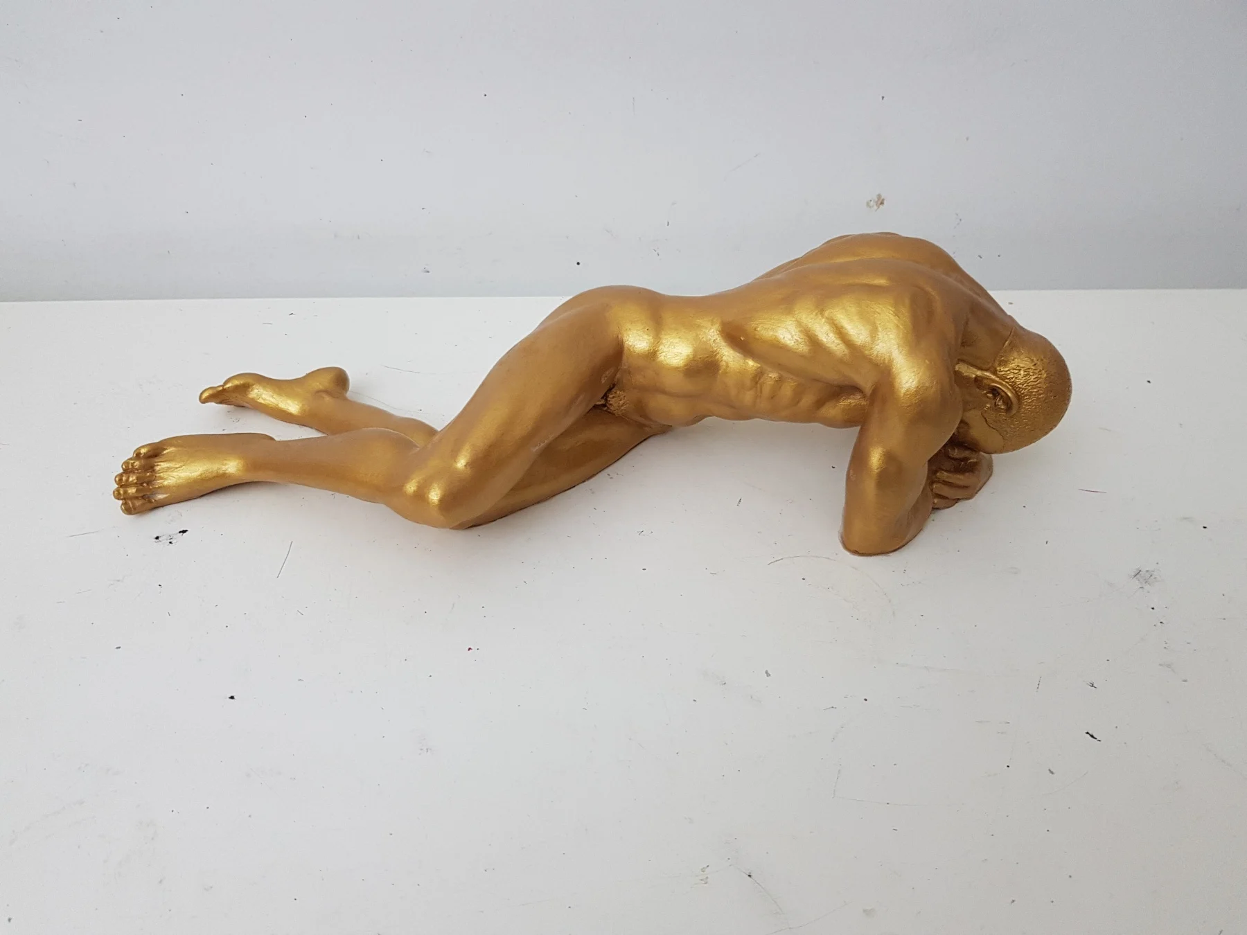 

Золотое украшение для дома и офиса «лежачий человек»