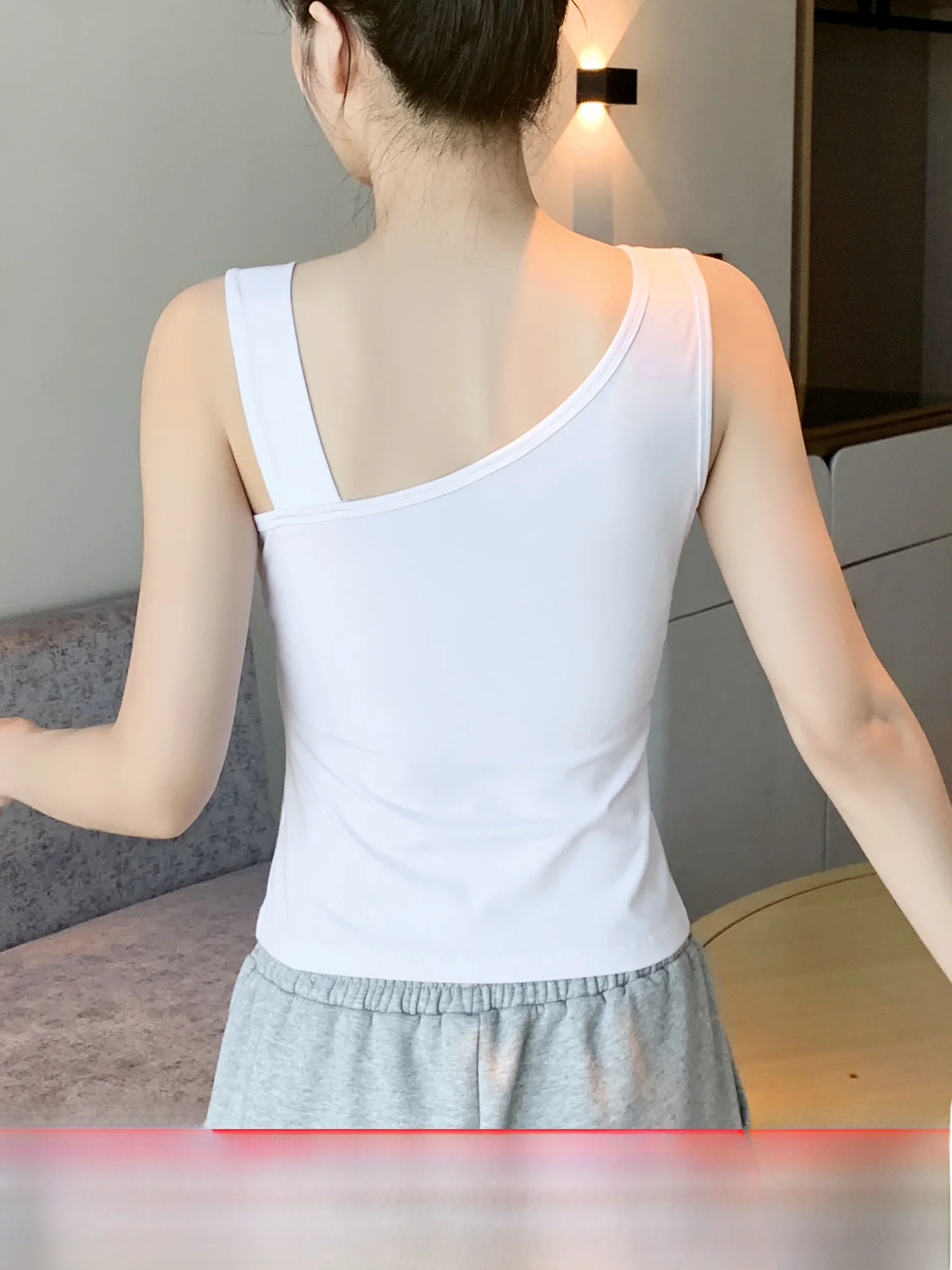 Женский топ на одно плечо белый облегающий с открытым плечом подходящий ко всему