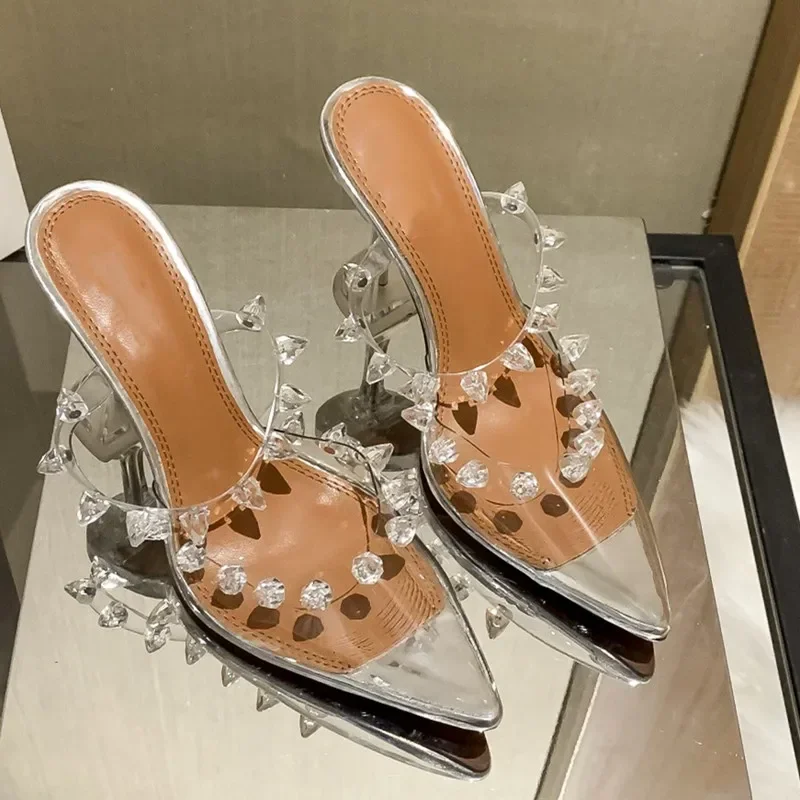 Женские туфли на каблуке с заклепками