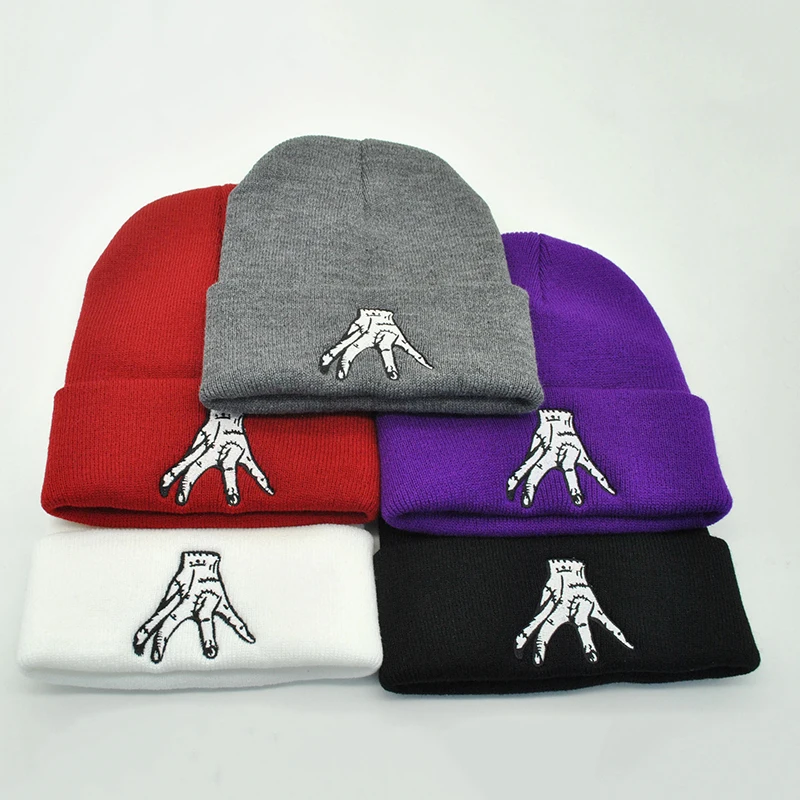 

Трикотажная шапка с вышивкой в стиле хип-хоп