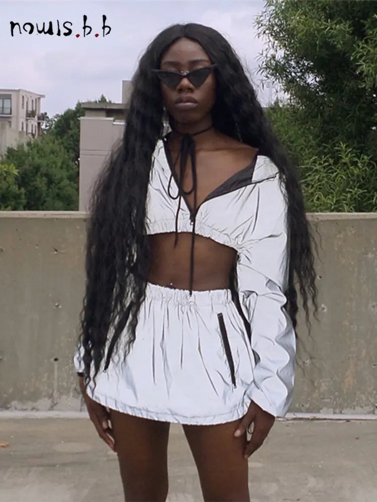 

Костюм спортивный женский из двух предметов со светоотражающей юбкой и капюшоном