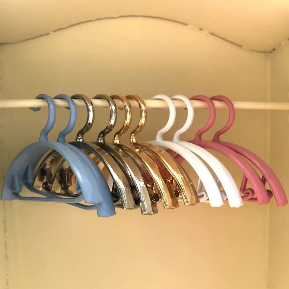 

4pcs Metal Mini Hangers Holders Doll Clothes Wardrobe Accessories for 1/6 Doll Clothes Hangers Miniature Dollhouse Decorations