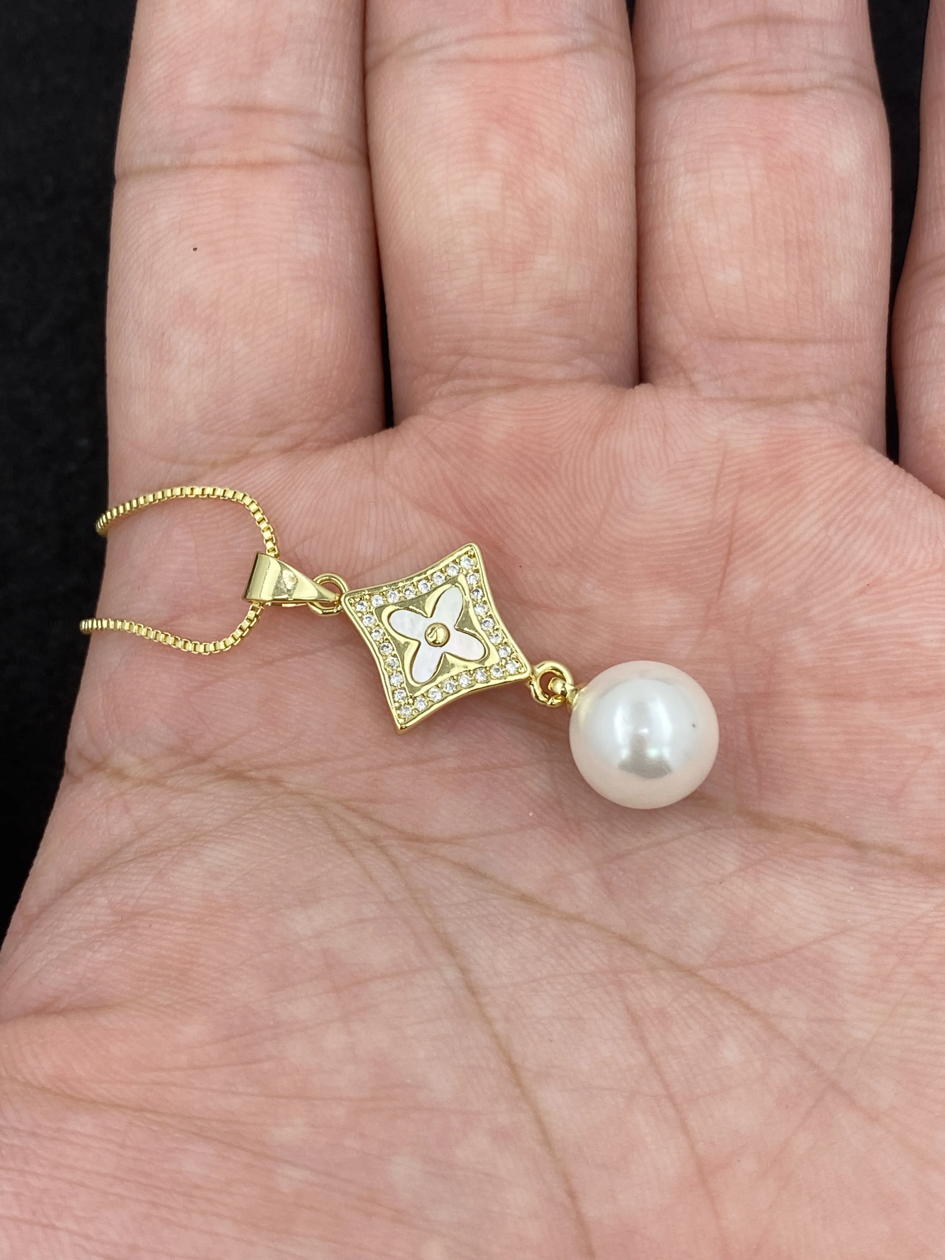 Ожерелье Huggie с циркониевым крестом и клевером покрытое 18-каратным золотом