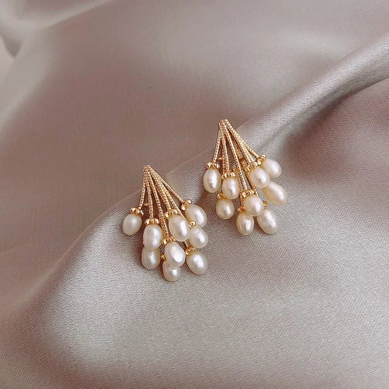 

Elegant Gold Color Metal Korean Pearl Stud Earrings For Women Fashion Jewelry New Luxury Wedding Party Girl's Unusual Earring