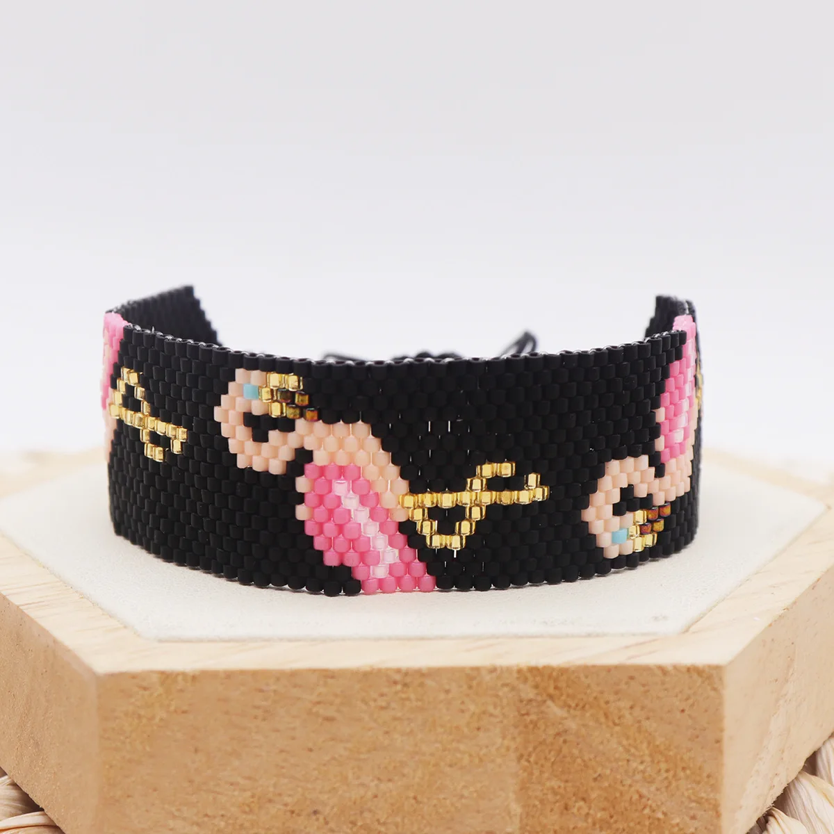 Браслет из рисовых бусин оригинальный дизайн с изображением фламинго ручное