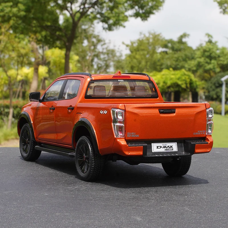 Фото Масштабная модель автомобиля ISUZU D-MAX из сплава, 1/18, 2023 год, пикап ISUZU, игрушечная машинка, MAXUS T90, подарочная оригинальная коробка №4