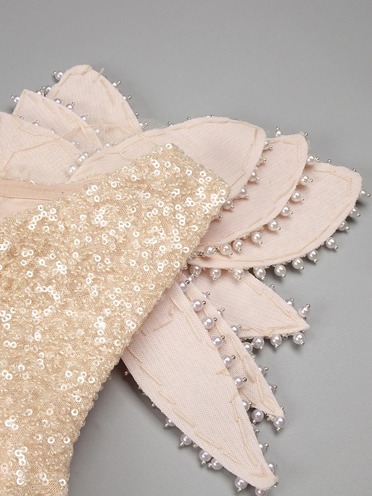 Платье русалки с структурированными лепестками цветов и цепочками на одно плечо