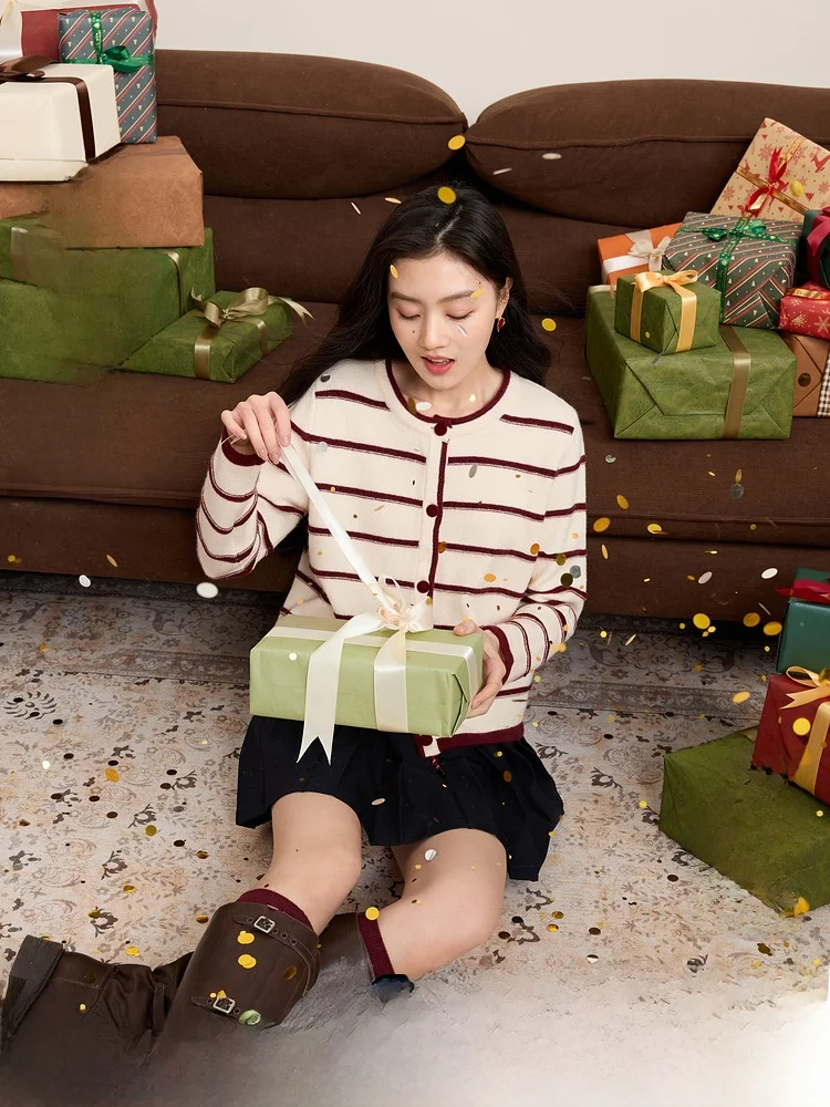 Трехцветная женская одежда больших размеров новинка зимы 2024 вязаный кардиган в