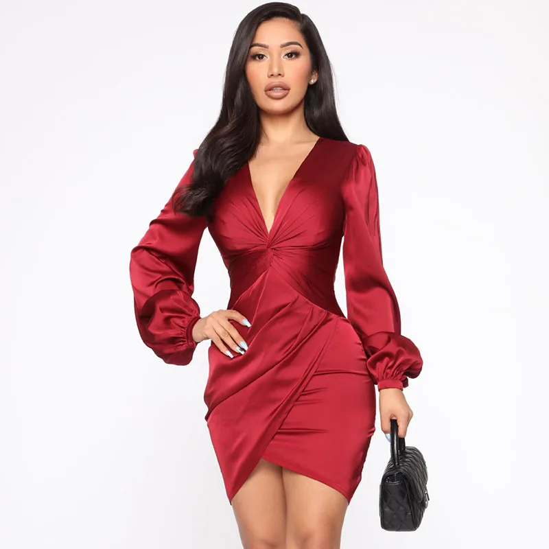 

Женское атласное платье-мини вечерние V-образным вырезом и рукавами-фонариками