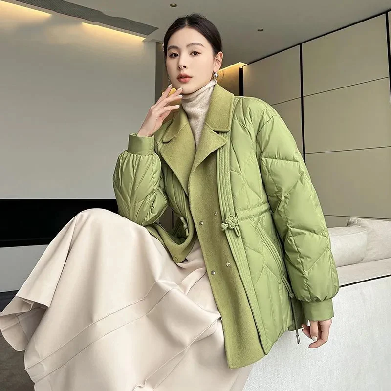 Женское однотонное пуховое пальто со складками и большими карманами