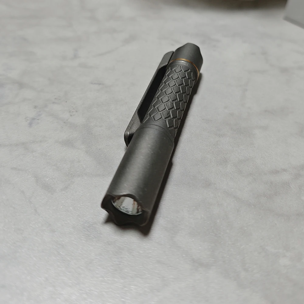 Портативный титановый фонарик EDC