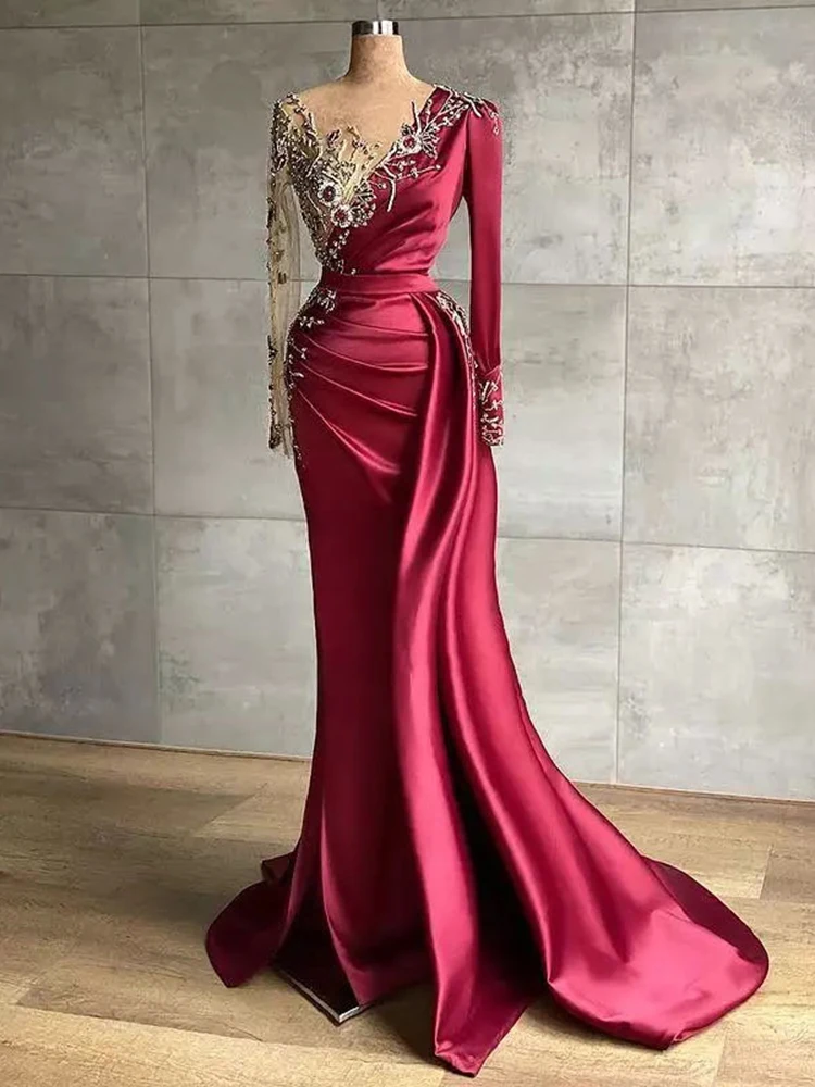 

Женское атласное платье с вырезом-лодочкой и аппликацией