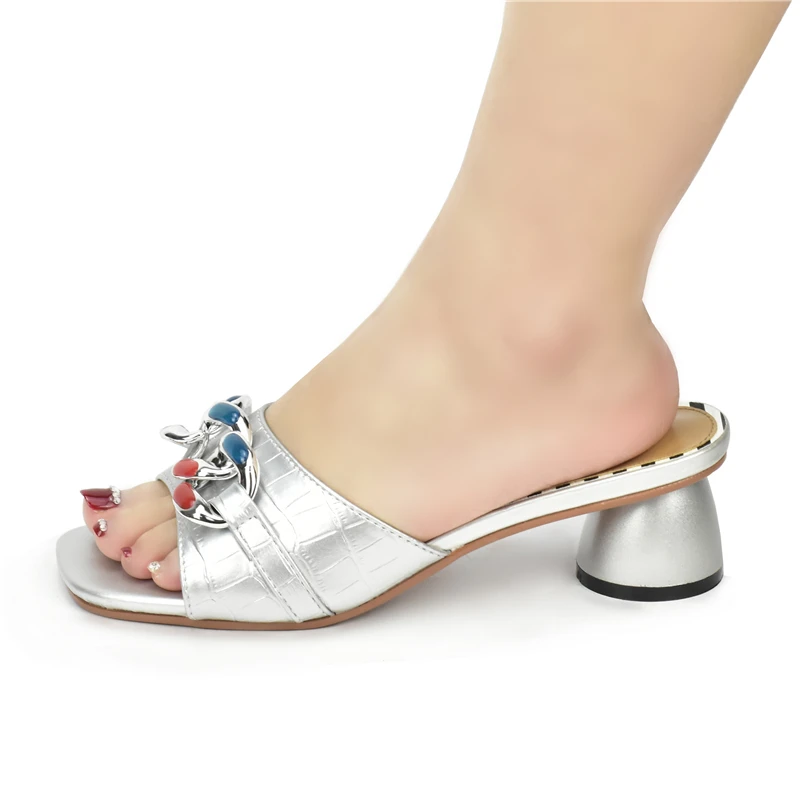 Новые модные свадебные туфли с металлической цепочкой для невесты украшенные