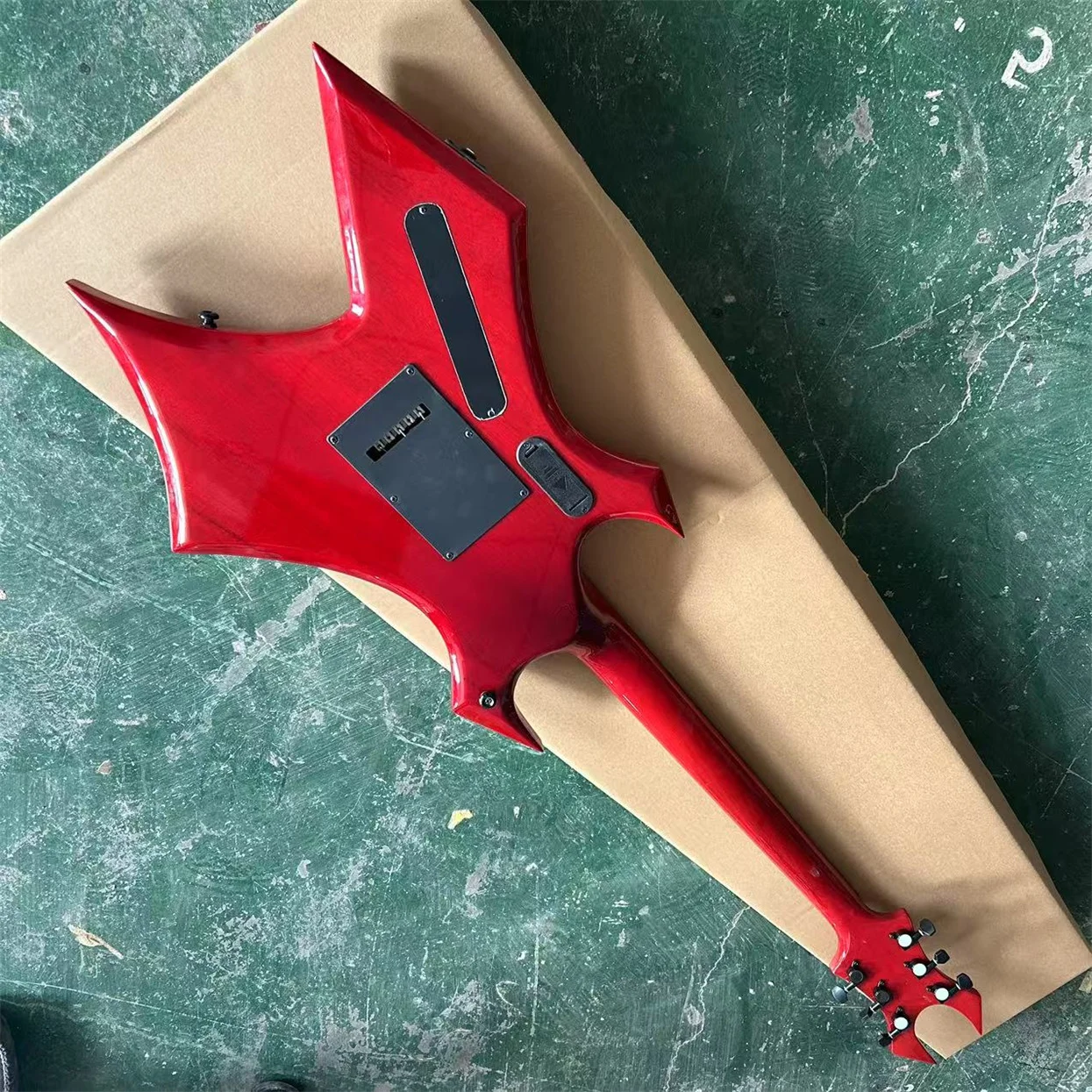 Фото Месть красный стеганый кленовый верх электрогитара Floyd Rose тремоло Китай EMG звукосниматели 9 В батарейный отсек №2