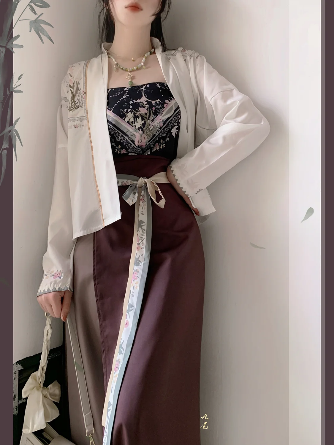 Женский элегантный костюм в китайском стиле