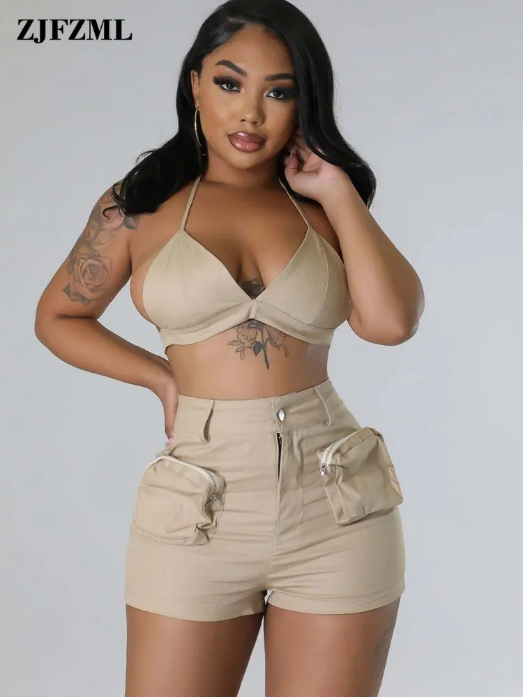 

Женский костюм-двойка с лямкой на шее и пуговицами на молнии