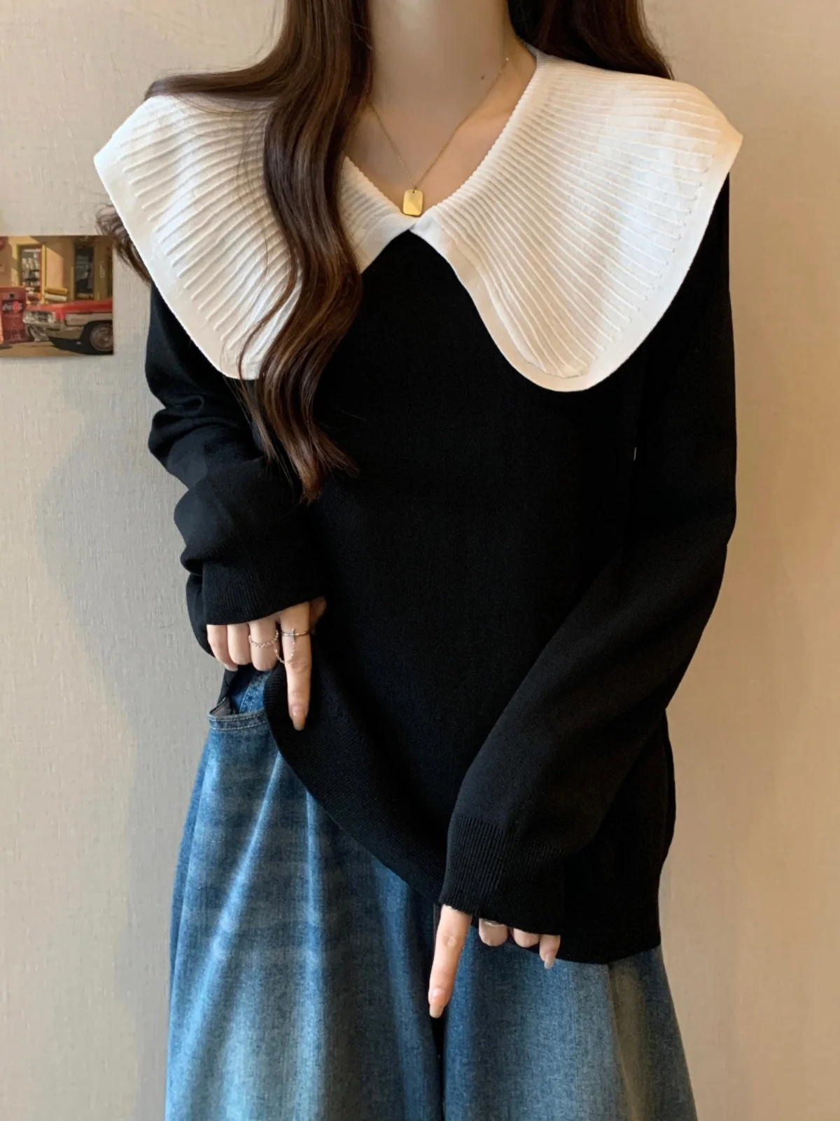 Женская футболка контрастных цветов с кукольным воротником в стиле пэчворк