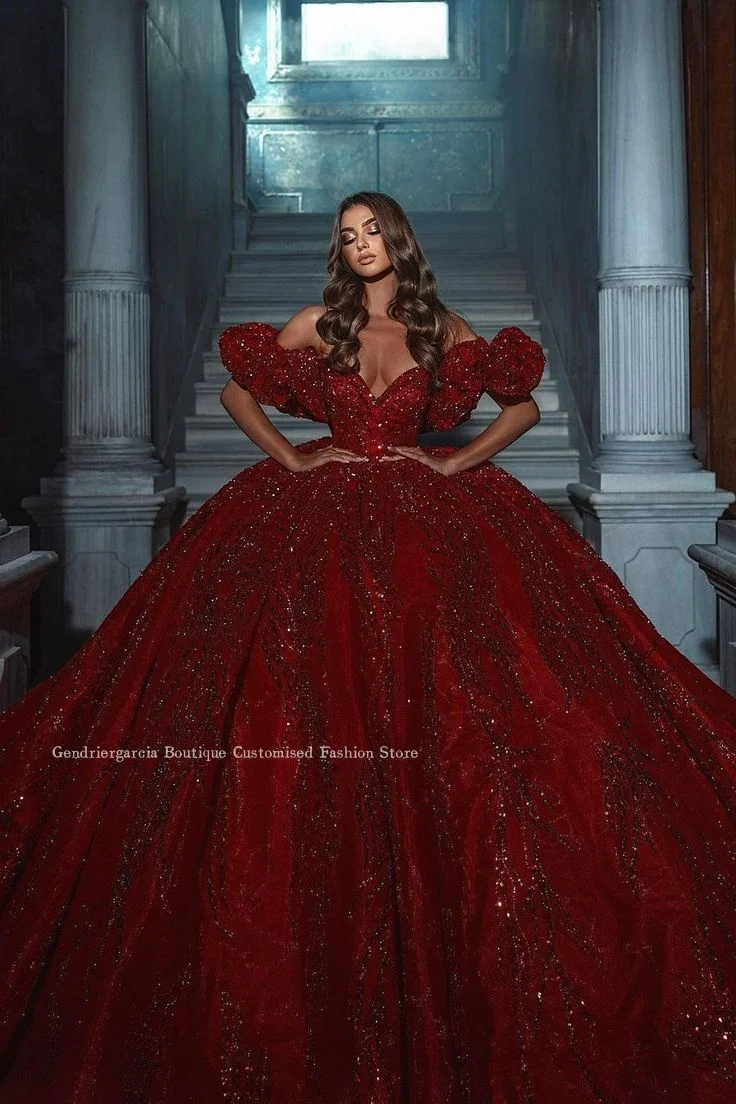 Блестящее платье принцессы с длинным шлейфом шикарное V-образным вырезом