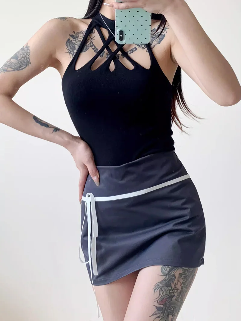 Женский трикотажный топ с вырезами и асимметричным подолом