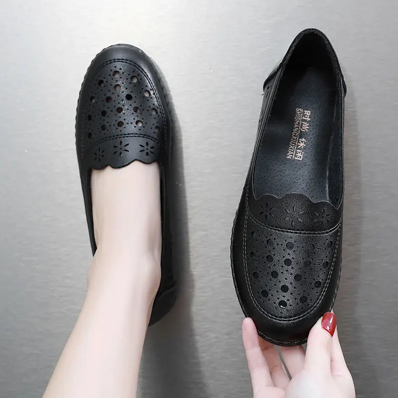 Summer New Women Comfortable Flat Shoes Female Hollow Breathable Leather Loafers Non-sllip Mom Walking Shoes Soft Ladies Flats