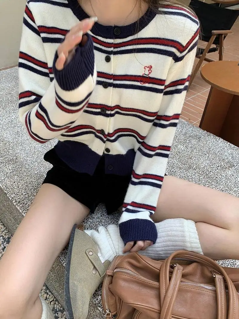 Вязаный кардиган контрастного цвета с круглым вырезом в полоску женский осенний