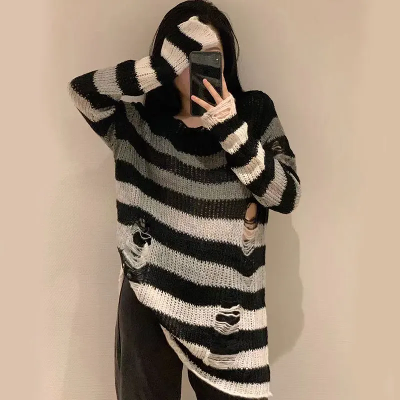 

Женский свободный вязаный свитер, пуловер с рваными дырками, модная уличная одежда, длинные готические свитера в черно-белую полоску с град...