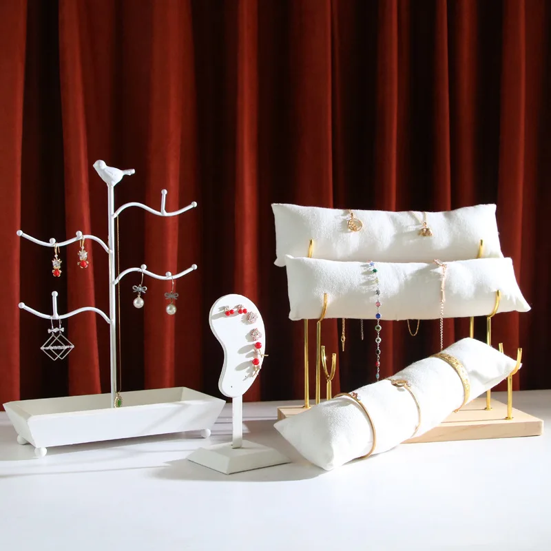 

Металлические украшения, серьги, серьги, ожерелье, подвеска, браслет, серьги, браслет, ювелирные изделия, реквизит для демонстрации съемки