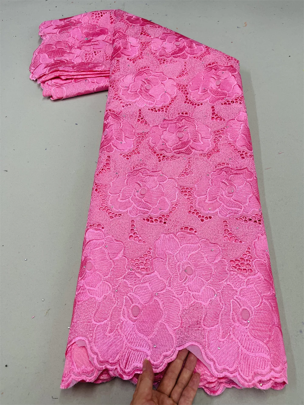 

Швейцарская новейшая дизайнерская чистая белая 100% хлопчатобумажная ткань, африканская 2022 Высококачественная кружевная вуаль, ткань с камн...