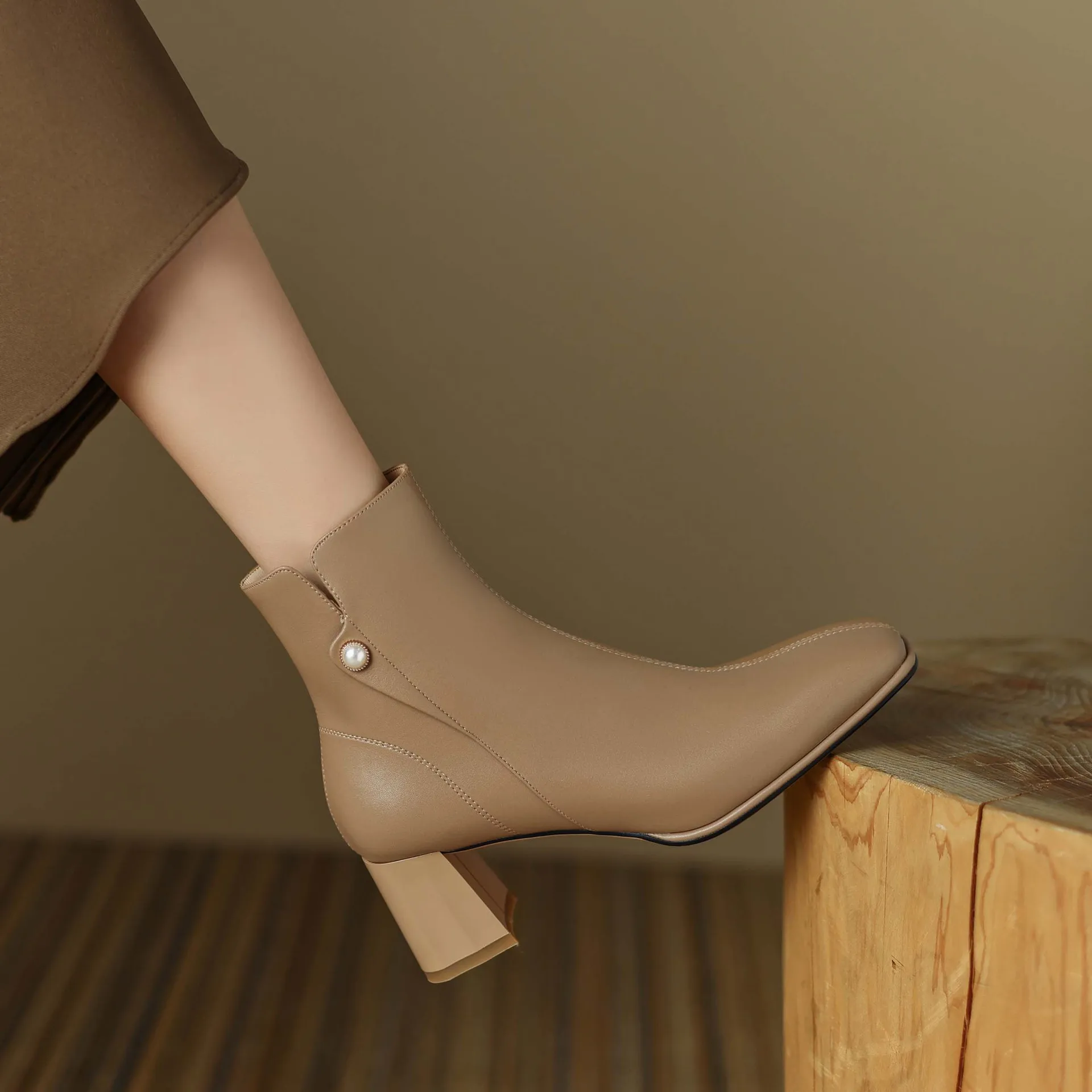 

Ботильоны женские демисезонные из натуральной кожи на толстом каблуке с квадратным носком и жемчугом