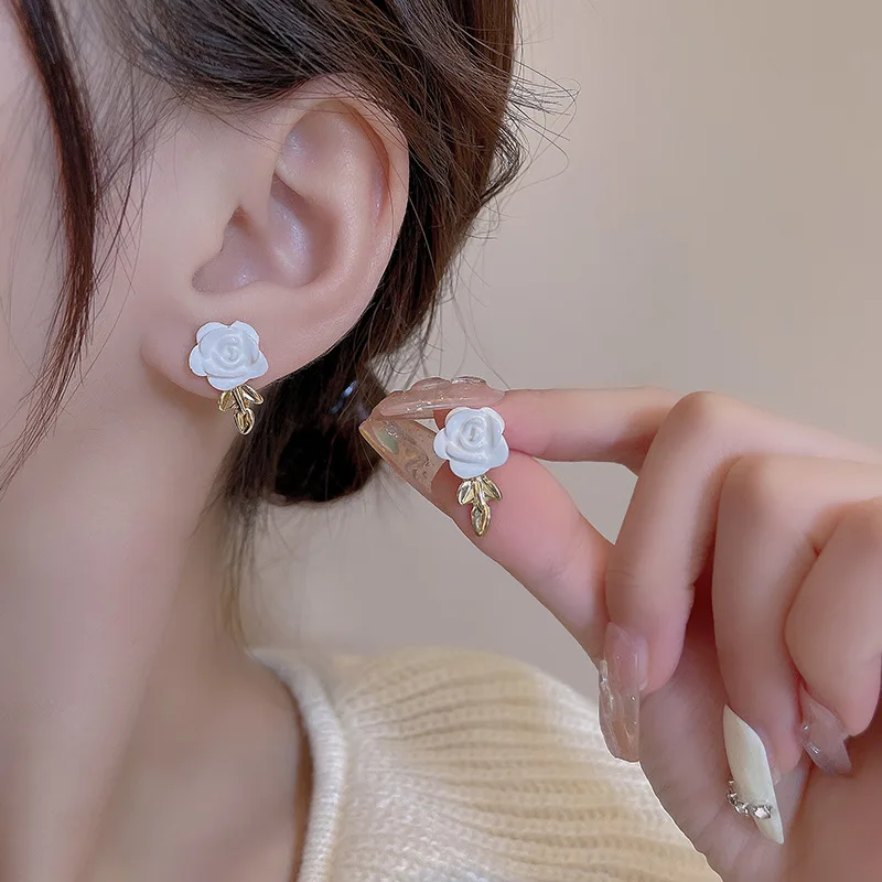 

Retro Super Fairy White Rose Flower Earrings Female 925 Silver Needle Small Wild Net Red Ear Jewelry Ins Wind Earrings