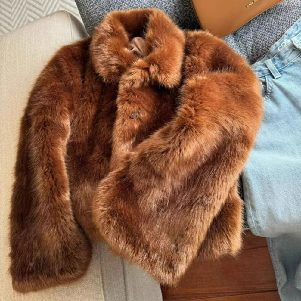 Зимнее коричнево-оранжевое пальто с отложным воротником и лацканами волосатое