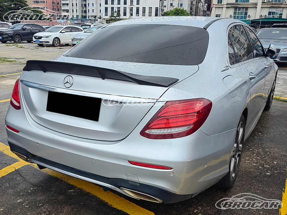 Фото Для Mercedes-Benz W213 E300 E63 AMG 2016-2022: высококачественный спойлер на багажник (крыло) в стиле R, красный или серебристый №2