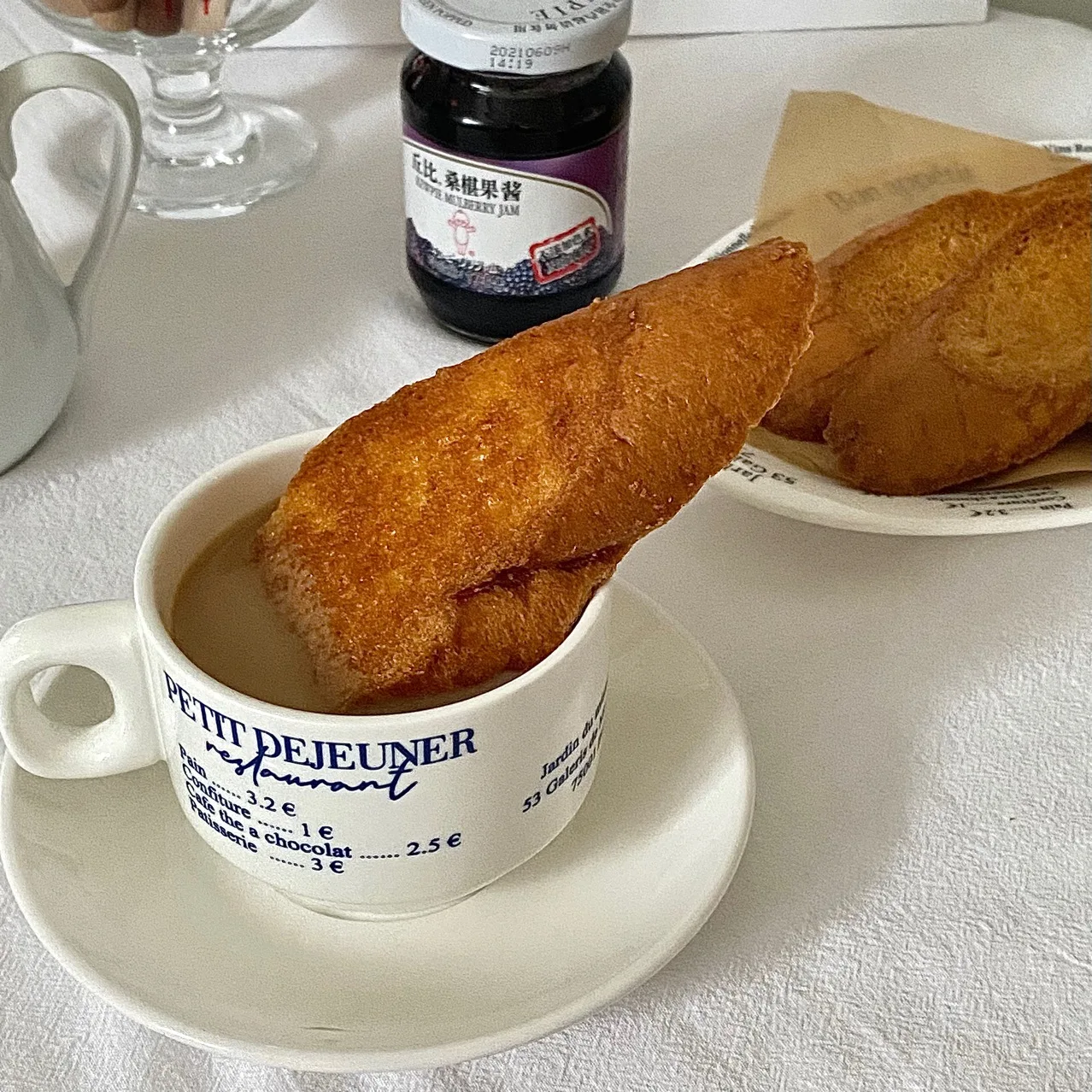 Керамическая кружка и блюдце с синими буквами в стиле ретро