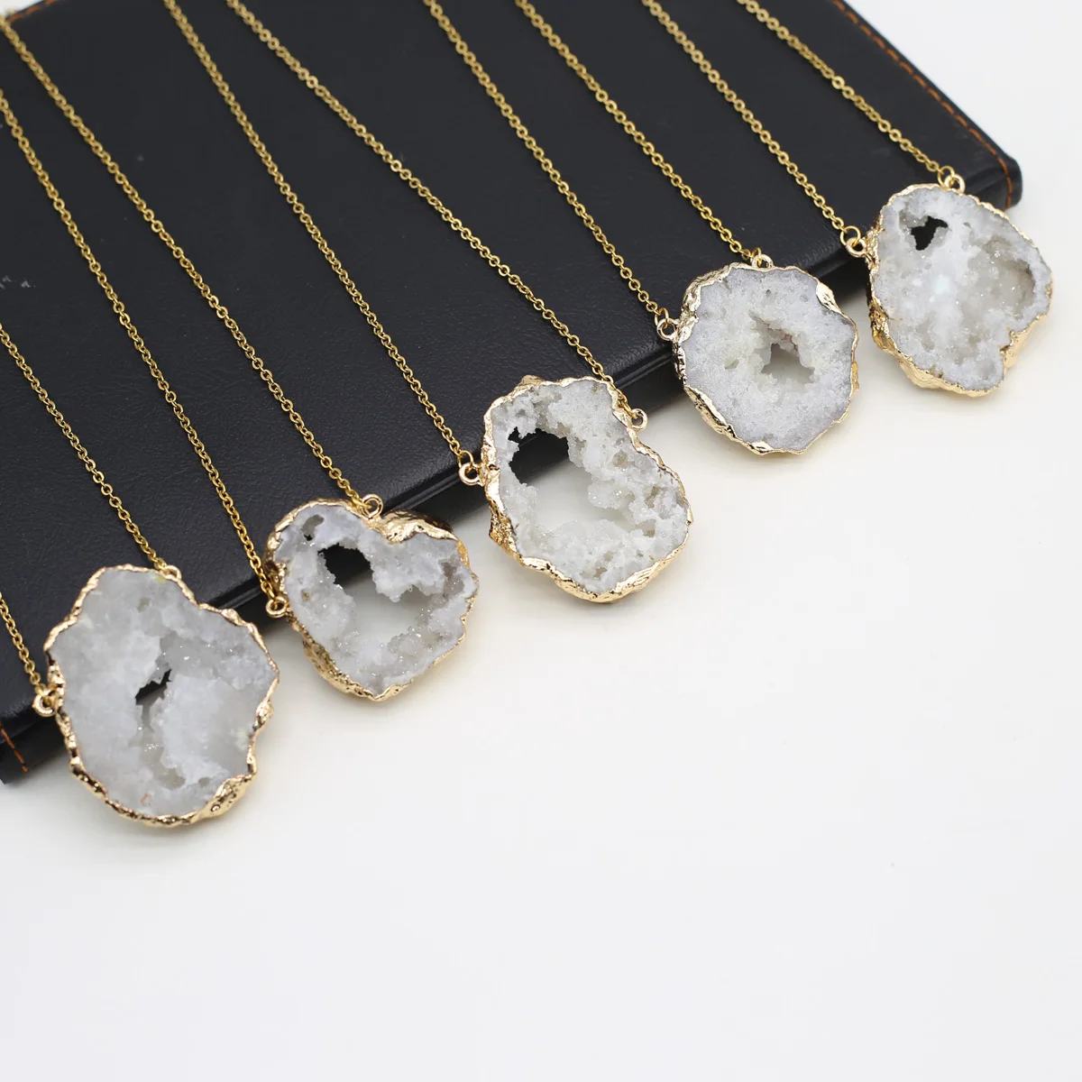 Купи Natural Crystal Raw Stone Agate Gold Plated Irregular Pendant Necklace Metal Chain Charm Bracelet Jewelry Gift Women Men за 181 рублей в магазине AliExpress