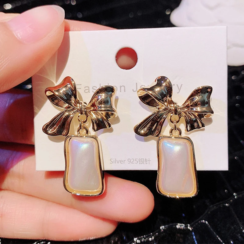 

Exquisite Ins Luxury Fashion Women Bowknot Stud Earrings White Pearl Inlaid Elegant 925S Silver Pin Ladies Wedding Party Jewelry