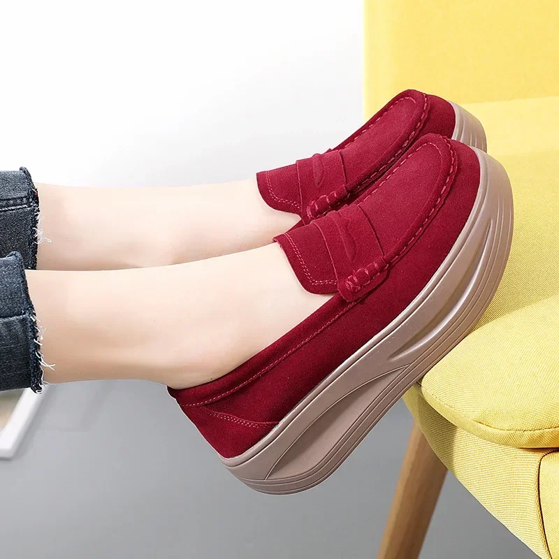 Женские кроссовки-качалки повседневная обувь на танкетке мягкая нескользящая