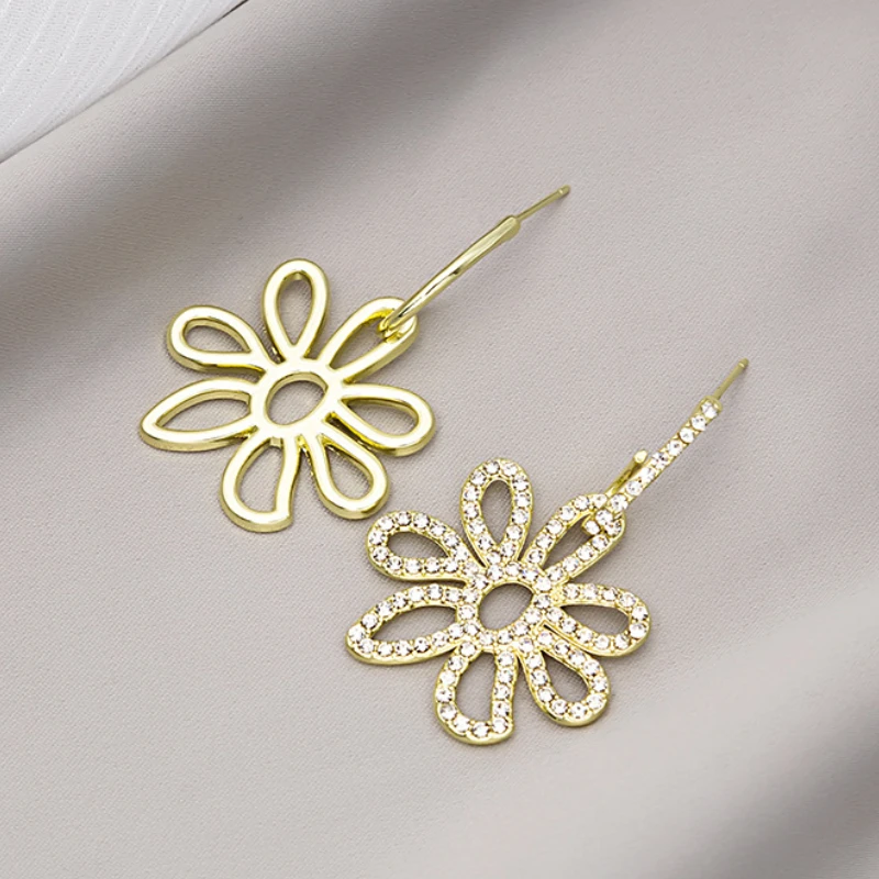 

U-Magical Fashion Asymmetric Gold Color Flower Dangle Earring for Women Ins Hollow Out Rhinestone Metallic Earring Pendientes